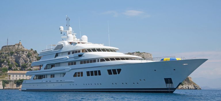 Experience Elegance and Comfort on a Luxury Yacht